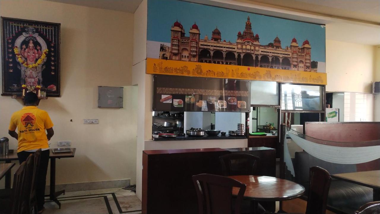 Hotel Vyshak International Mysore Exterior photo